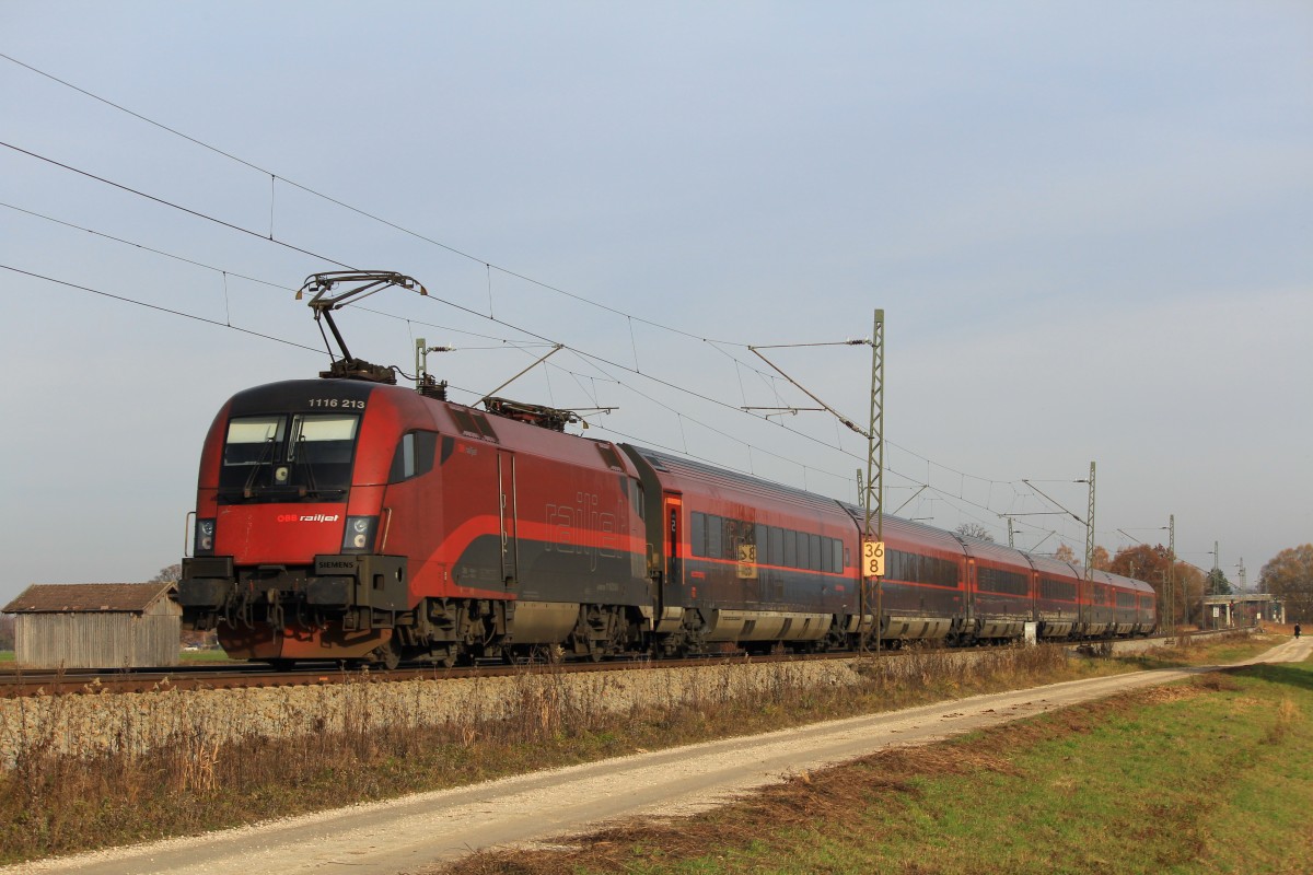 1116 213-0 schob am 18. November 2012 bei �bersee einen  Railjet  in Richtung Salzburg.