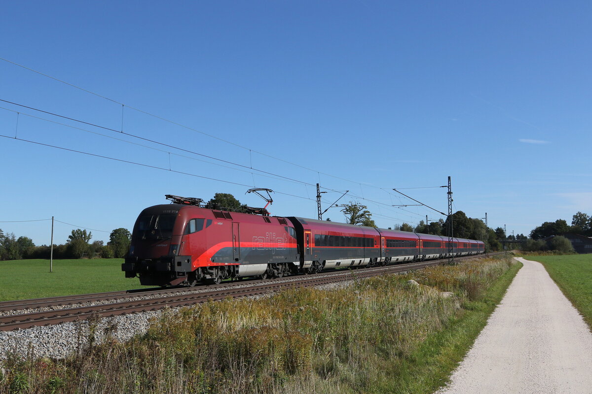 1116 218 auf dem Weg nach M�nchen am 15. Oktober 2021 bei �bersee am Chiemsee.