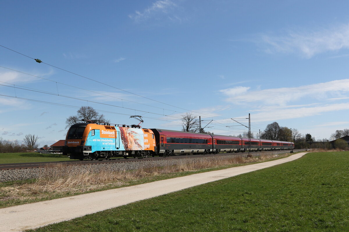 1116 229  Steinbach  aus Salzburg kommend am 7. April 2022 bei �bersee am Chiemsee.