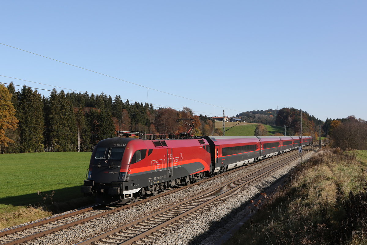 1116 240 auf dem Weg nach M�nchen am 9. November 2020 bei Grabenst�tt.