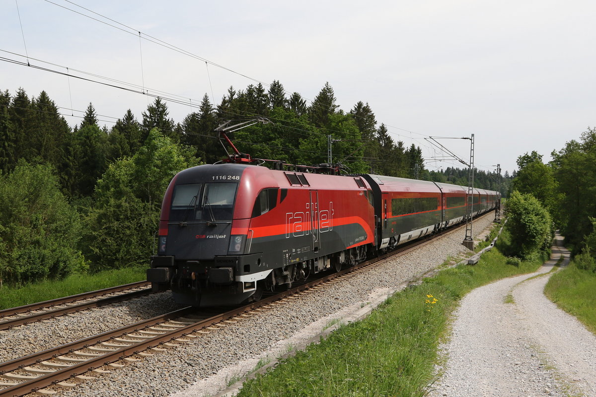 1116 248 schob am 22. Mai 2020 bei Grabenst�tt einem Railjet in Richtung Salzburg.