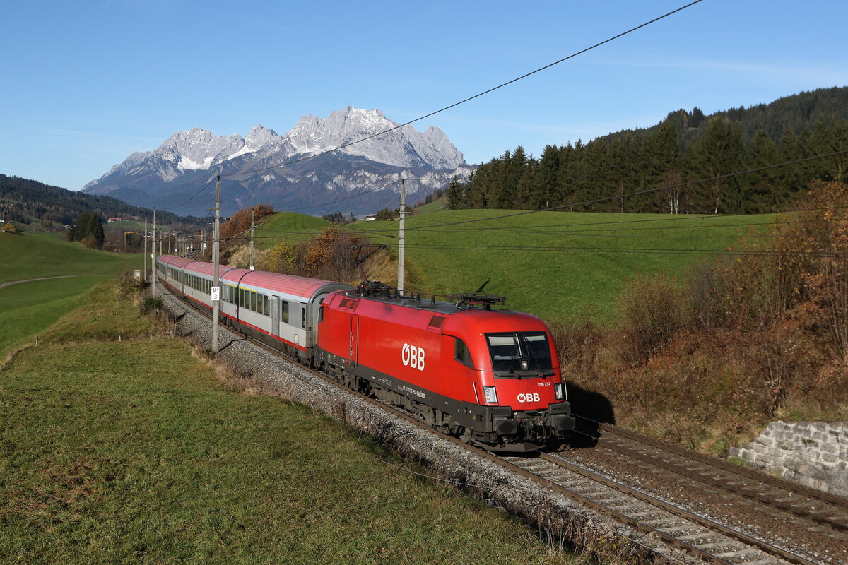 1116 253 mit dem  IC 1061  aus W�rgl kommend am 5. November 2025 bei Fieberbrunn in Tirol.