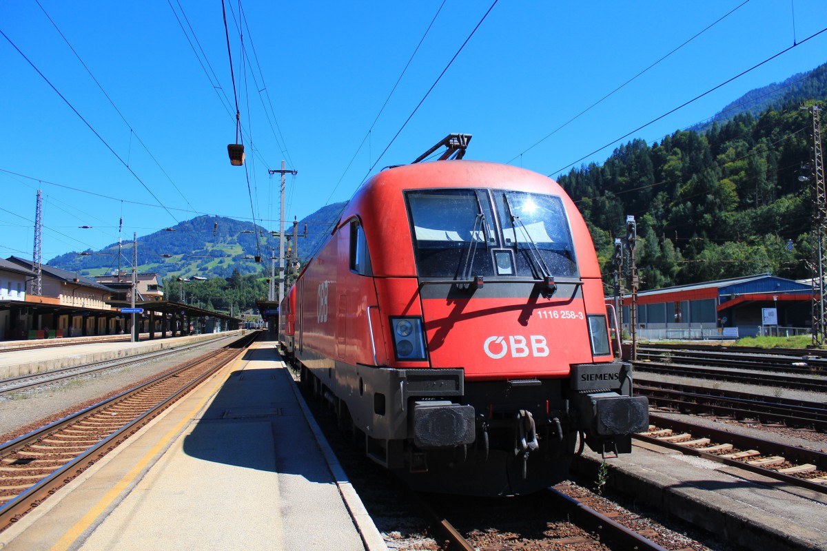 1116 258-3 am 19. August 2012 im Bahnhof von Schwarzach-St.Veit.