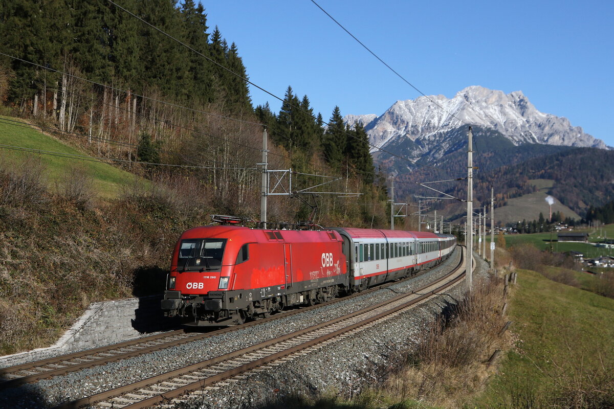1116 260 war mit dem  Transalpin  am 8. November 2025 bei Pfaffenschwend auf dem Weg nach Z�rich.