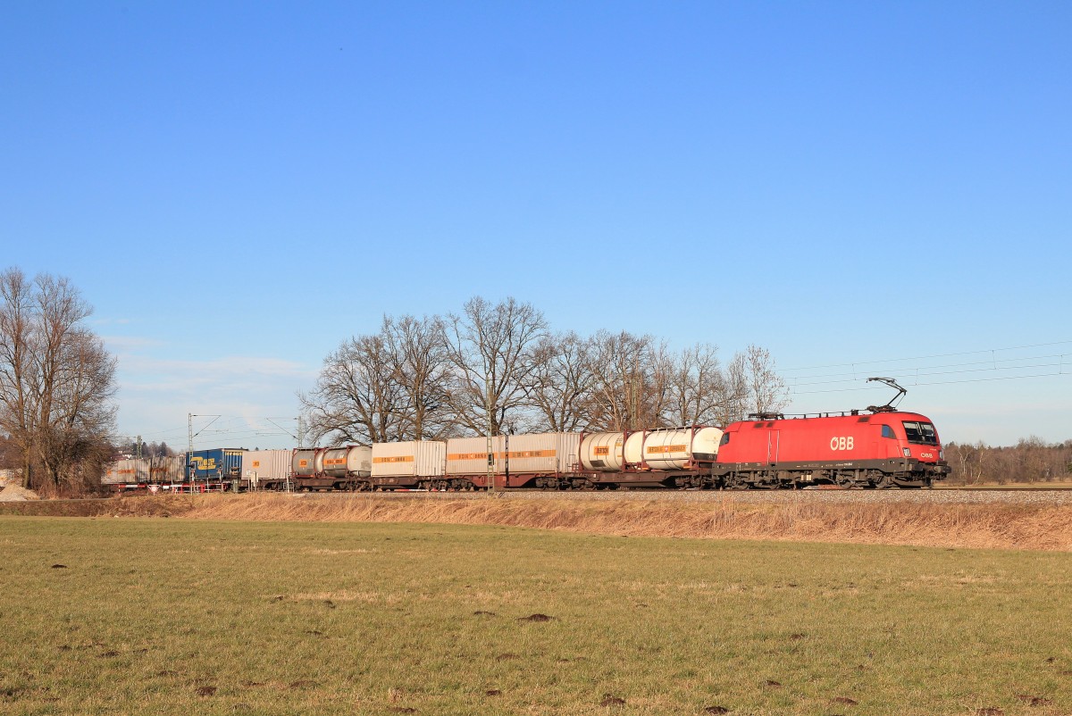 1116 261-7 mit einem Containerzug am 28. Dezember 2013 bei Weisham.