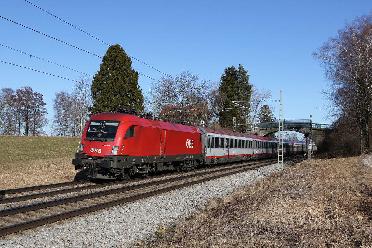 1116 265 mit dem  EC 112  aus Salzburg kommend am 13. Februar 2022 bei �bersee am Chiemsee.