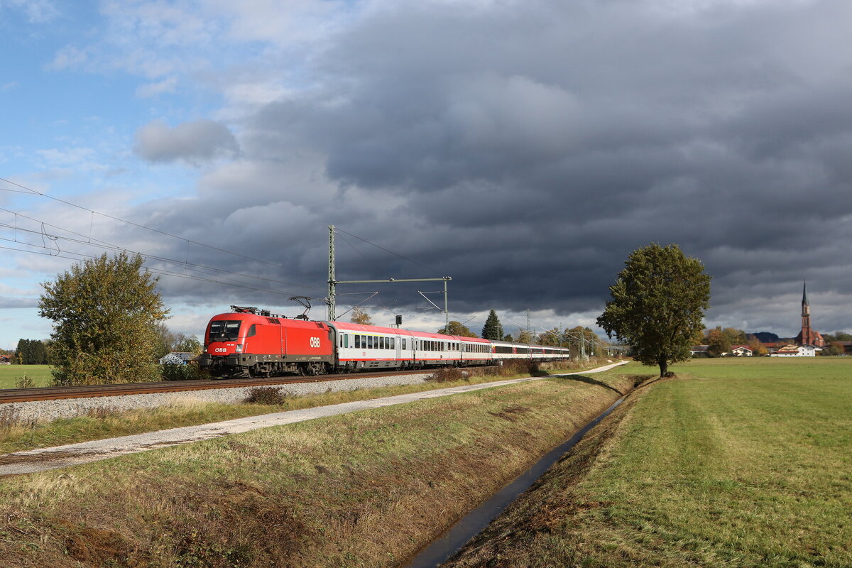 1116 269 mit dem  Transalpin  aus Salzburg kommend am 26. Oktober 2025 bei �bersee am Chiemsee.