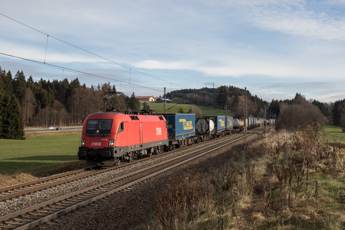 1116 276-7 aus Salzburg kommend am 12. Dezember 2015 bei Grabenst�tt.