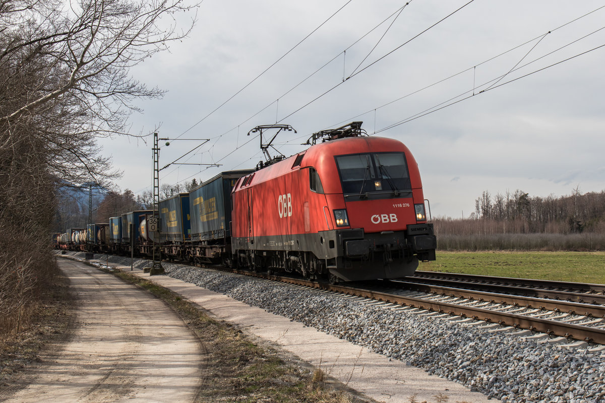 1116 276-7 mit dem  Walter -Zug auf dem Weg nach Salzburg. Aufgenommen am 5. M�rz 2016 bei �bersee am Chiemsee.