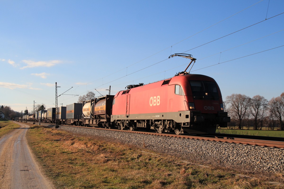 1116 276-7 mit einem Containerzug am 14. Dezember 2013 bei �bersee am Chiemsee.