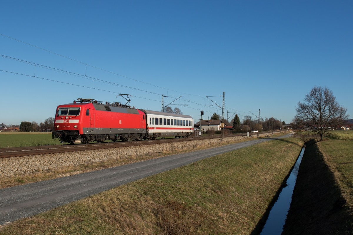 120 112-8 mit einem defekten Wagen aus Freilassing kommend am 7. Dezember 2015 bei �bersee am Chiemsee.