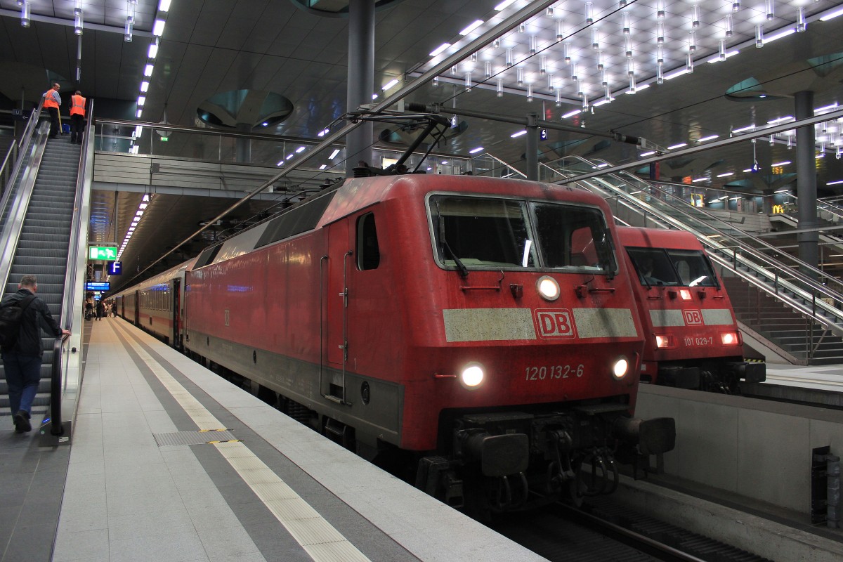 120 132-6 steht am 7. September 2012 im Berliner Hauptbahnhof.