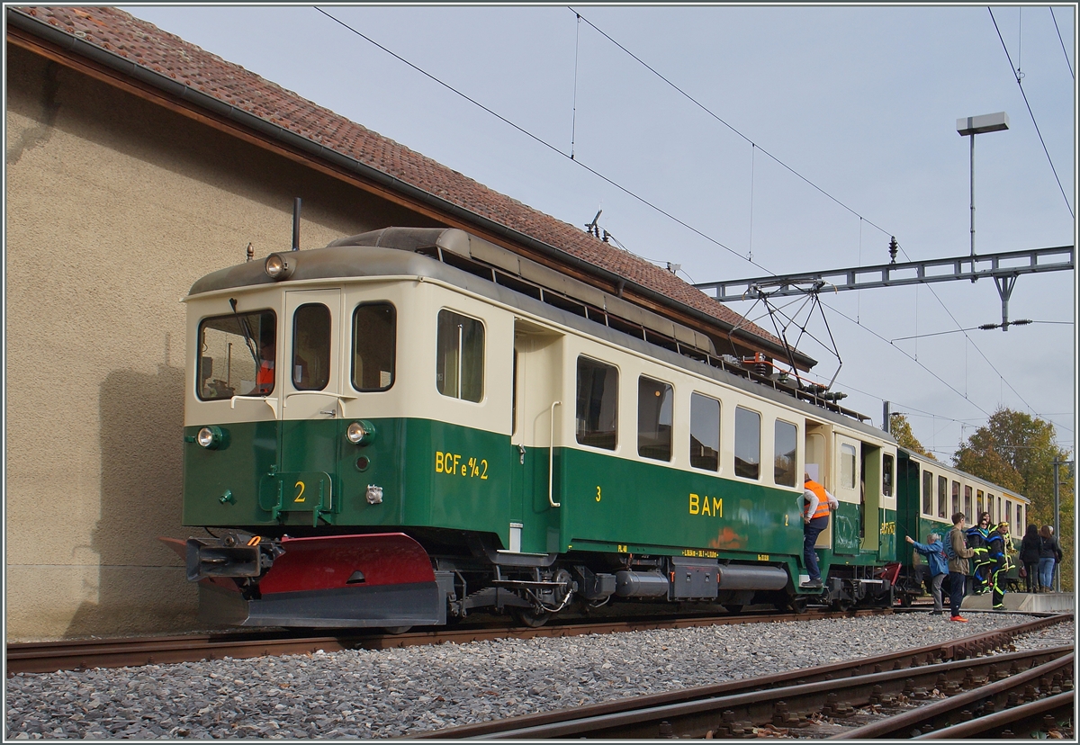 120 Jahren BAM MBC: Der historische BCFe 4/4 N� 2 und sein AB �bernahmen zum 120.BAM Jubil�msfest die Planleistungen auf der Strecke Apples - L'Isle Mont la Ville (sowie zwei Extrazugpaare nach Bi�re) Trotz des geringen Verkehrsaufkommens in L'Isle Mont la Ville verf�gt der Bahnhof �ber eine Intrastruktur, welche das Umfahren problemlos erlauben, auch wenn dann die Reisenden nicht direkt am Bahnsteig einsteigen k�nnen. 24. Okt. 2015