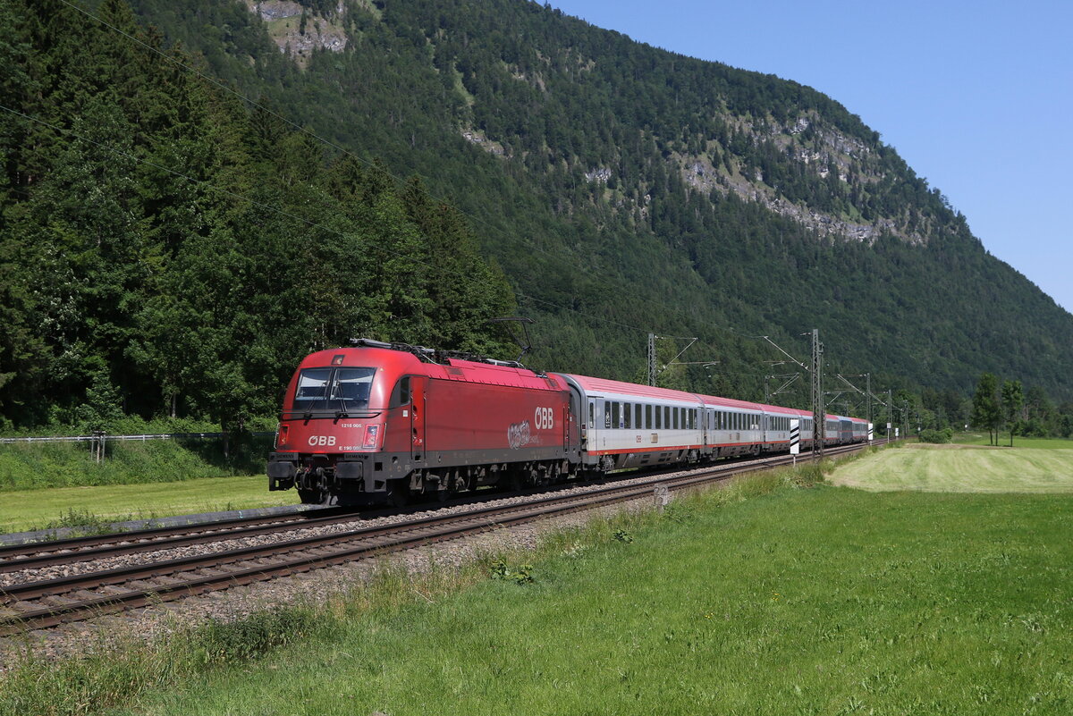 1216 005 auf dem Weg zum Brenner am 14. Juni 2023 bei Niederaudorf im Inntal.
