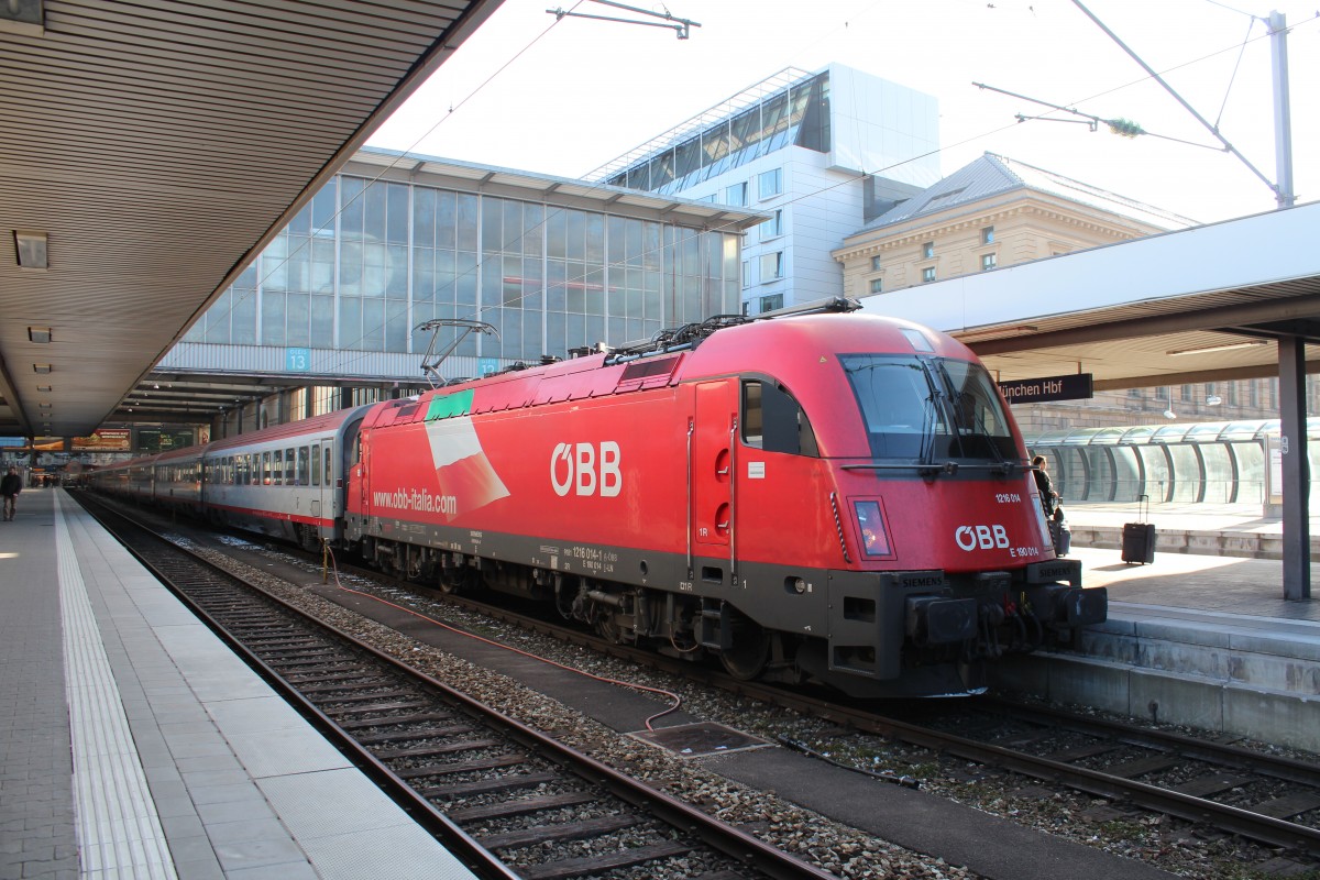 1216 014-1 steht am 15. Januar 2012 abfahrbereit im M�nchner Hauptbahnhof.