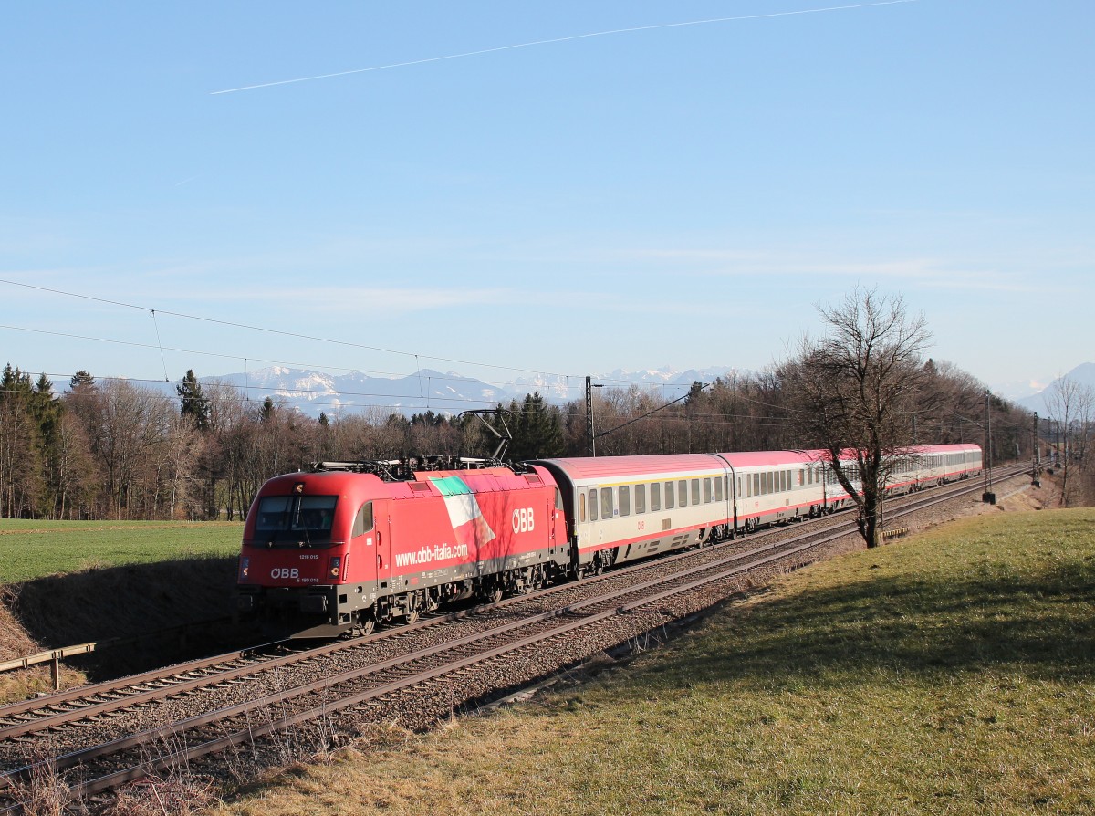 1216 015 ist am 7. M�rz 2015 bei Hilperting mit einem EC vom Brenner nach M�nchen unterwegs.