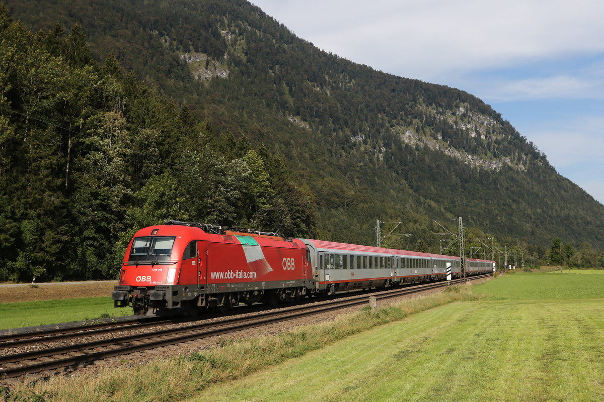 1216 015 mit einem  EC  aus M�nchen kommend am 9. September 2020 bei Niederaudorf im Inntal.