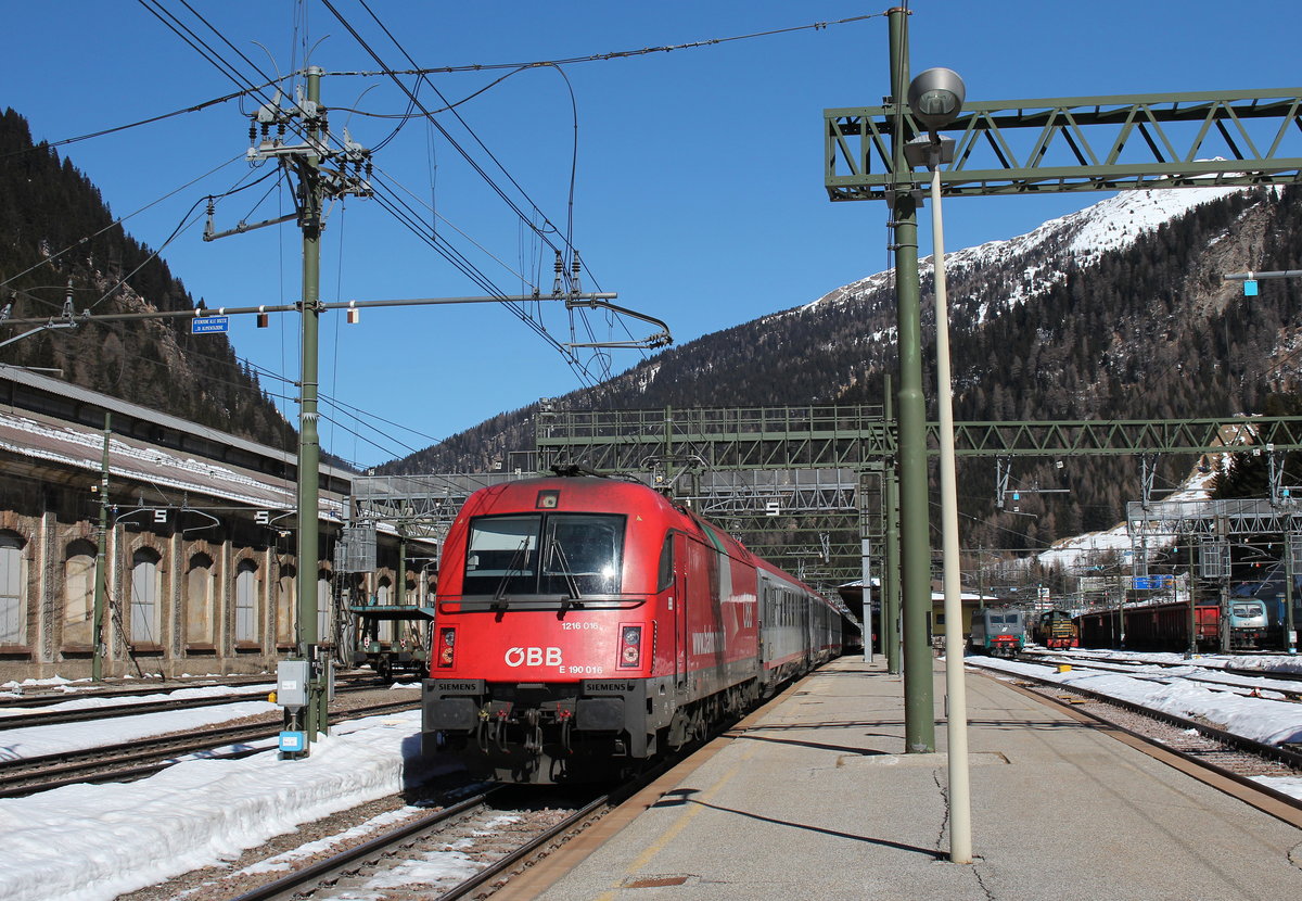 1216 016 bei der Ausfahrt aus dem Bahnhof  Brenner  am 19. M�rz 2016 mit einem EC in Richtung Verona.