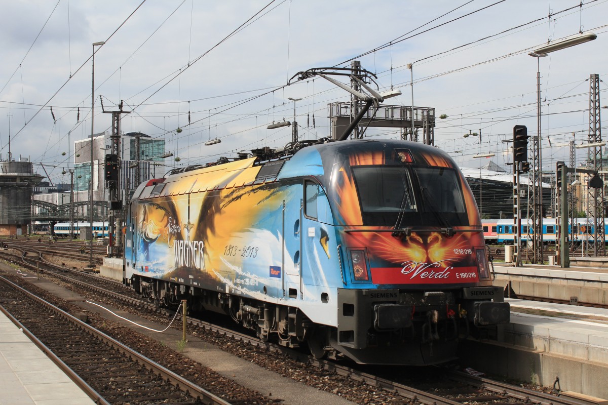 1216 019 am 26. August 2013 beim rangieren im Münchner Hauptbahnhof.