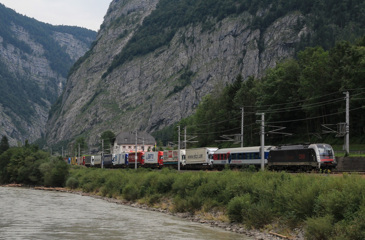 1216 025 war am 7. August 2014 mit einer  ROLA  bei Golling unterwegs.