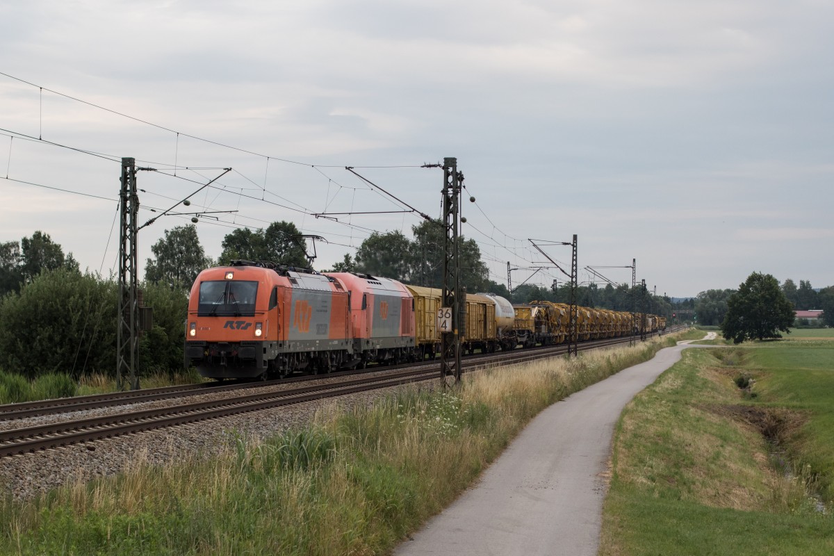 1216 901 und 2016 905 mit einem Bauzug am 9. Juli 2015 bei �bersee am Chiemsee.