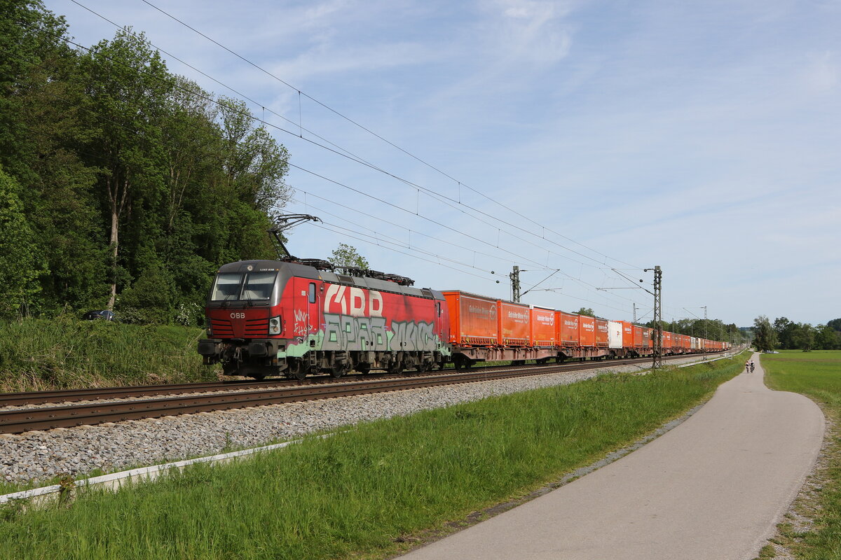 1293 038 war am 15. Mai 2024 mit dem  Gebr�der Weiss-KLV  bei Weisham auf dem Weg nach Salzburg.