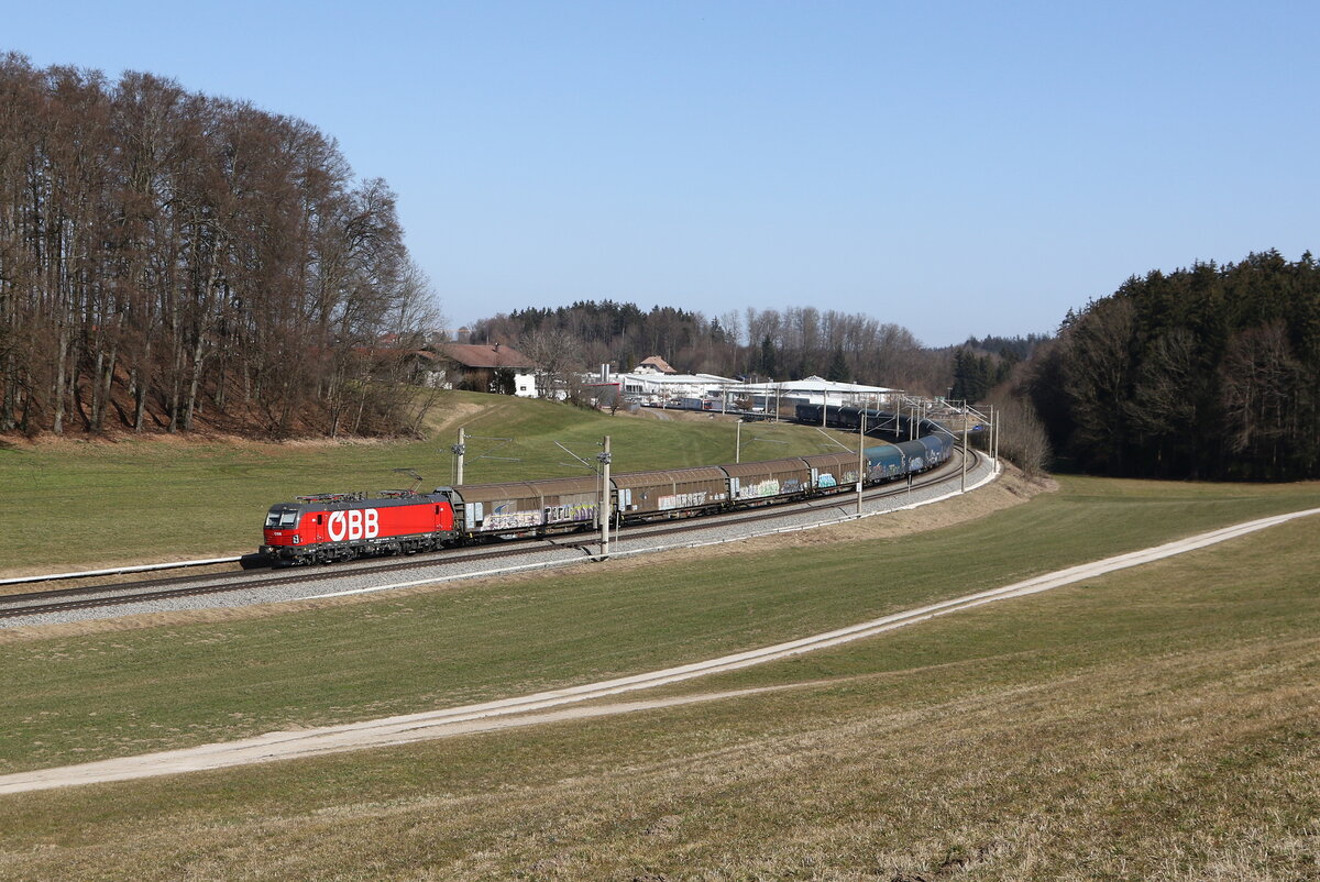 1293 127 mit einem gemischten G�terzug aus Salzburg kommend am 7. M�rz 2025 bei Axdorf.