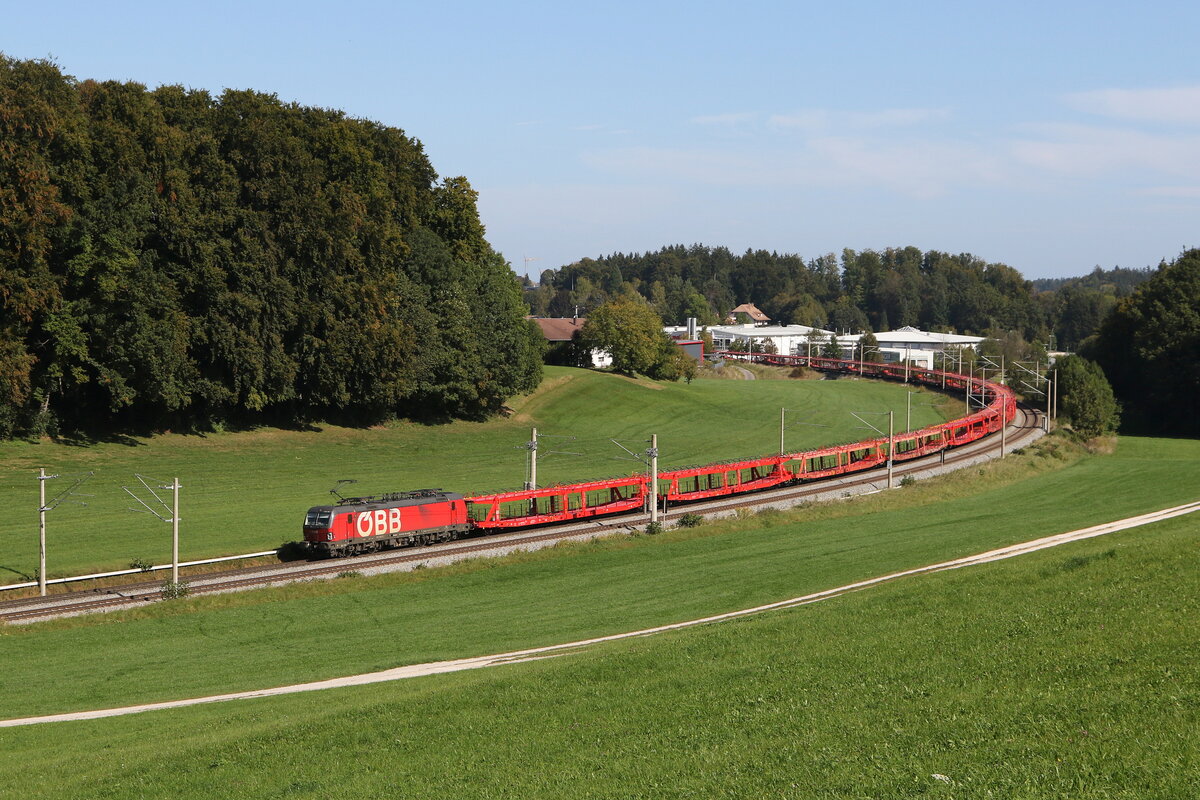 1293 195 war mit einem leeren Autozug in Richtung M�nchen unterwegs. Aufgenommen am 3. Oktober 2023 bei Axdorf.