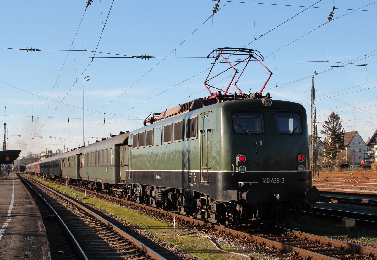 140 438-3 befand sich am 5. Dezember 2015 am Zugende eines Sonderzuges des  Bayerischen Eisenbahn Museums . Das Foto entstand im Bahnhof von Freilassing, dem Endpunkt der Fahrt aus N�rdlingen.