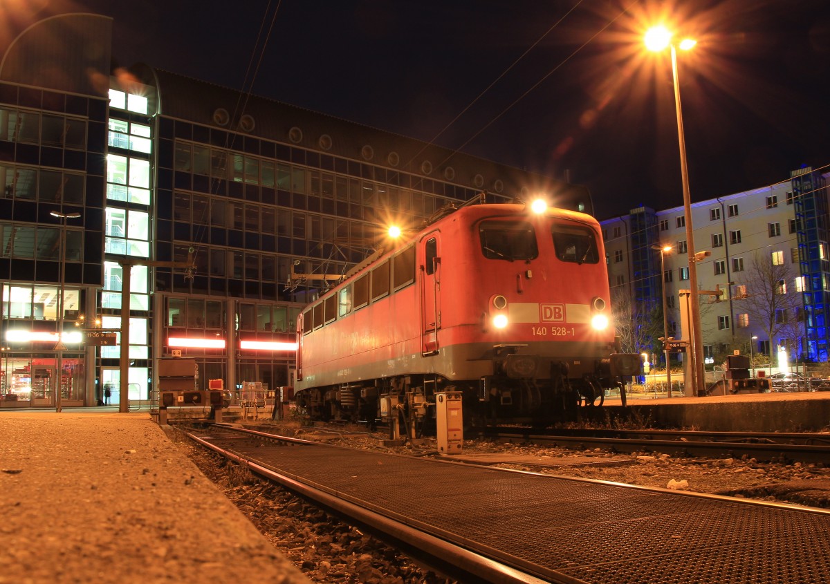 140 528-1 am Abend des 22. Dezember 2013 im aussenbereich des M�nchner Hauptbahnhofes.