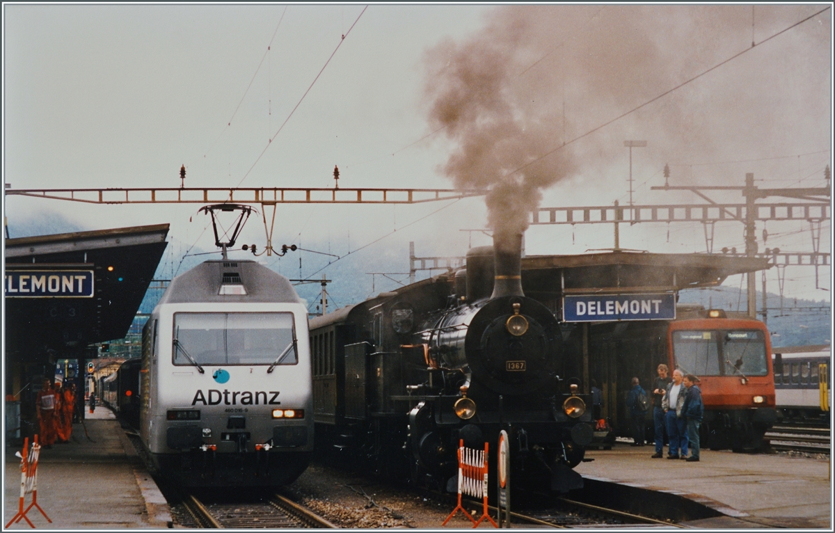 150 Jahre Schweizer Eisenbahn: Auch die formschöne Schlepptenderdampflok B 3/4 1367 war am  Drehscheibenfest  in Delémont im Einsatz, hier zeigt sie sich mit einen Extrauzug kurz vor der Abfahrt nach Glovelier. 

Analog Bild vom Sommer 1997