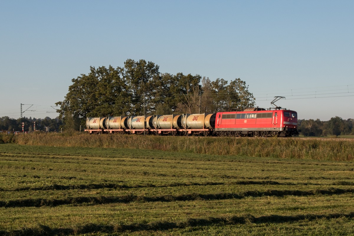 151 001-5 mit einem M�llzug aus Rosenheim kommend am 2. Oktober 2015 bei Weisham.