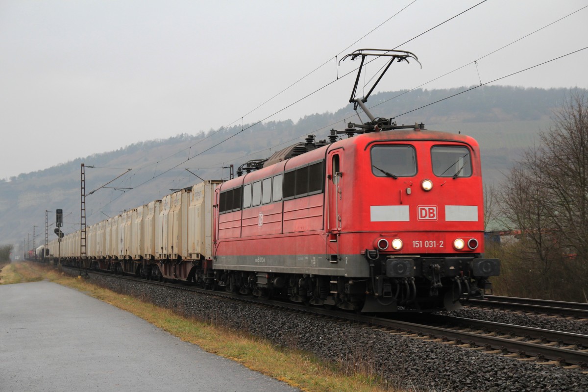 151 031-2 mit einem Containerzug am 20. Februar 2014 bei Th�ngersheim.