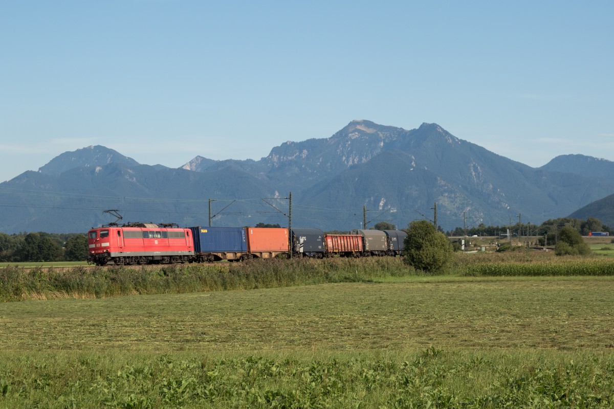 151 155-9 mit einem gemischten G�terzug aus Salzburg kommend am 27. August 2015 bei Weisham.