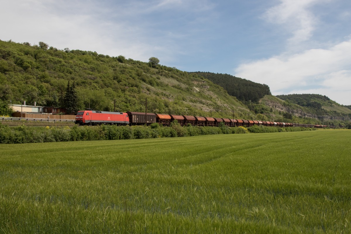 152 007-1 von W�rzburg kommend am 15. Mai 2015 kurz vor Karlstadt am Main.