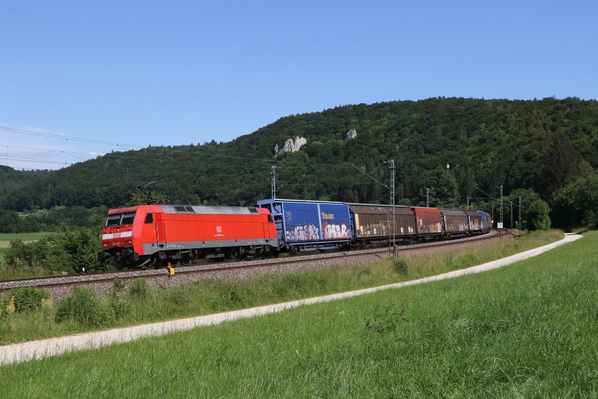 152 007 aus Ingolstadt kommend am 24. Juni 2020 bei Dollnstein im Altm�hltal.