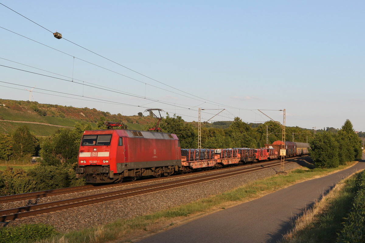 152 007 war am 4. August mit einem gemischten G�terzug bei Winterhausen in Richtung W�rzburg unterwegs.