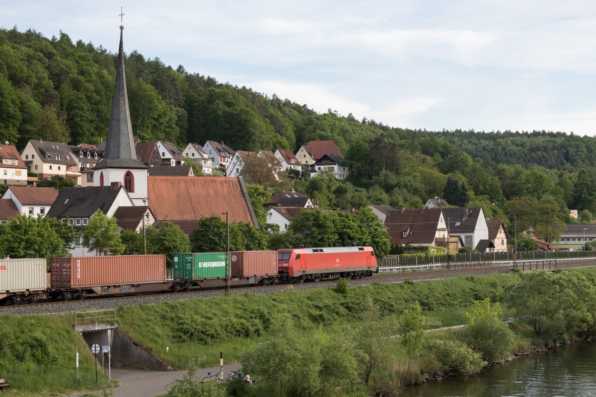 152 049-3 ist mit einem Containerzug am 15. Mai 2015 bei Wernfeld in Richtung W�rzburg unterwegs.