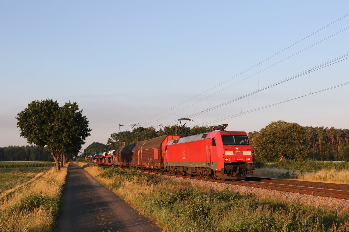 152 089 mit einem Autozug am fr�hen Morgen des 27. Juni 2020 bei D�rverden.
