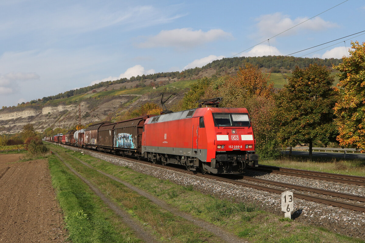 152 099 mit einem gemischten G�terzug aus Gem�nden kommend am 12. Oktober 2202222 bei Th�ngersheim am Main.