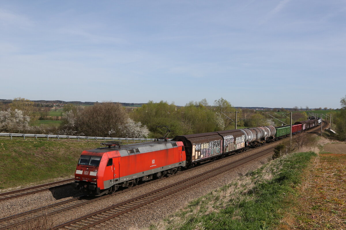 152 116 mit einem gemishcten G�terzug am 6. April 2024 bei Vierkirchen.