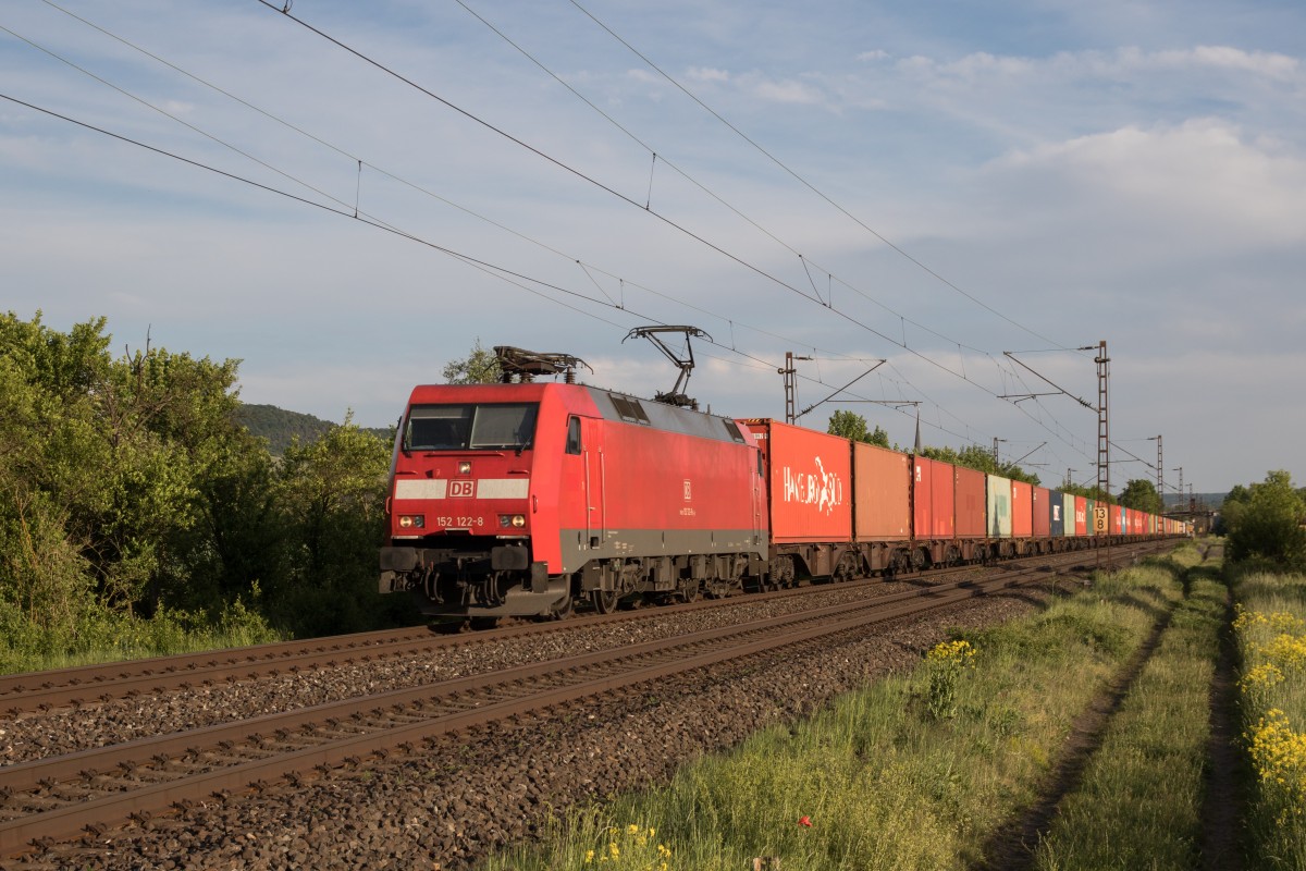 152 122-8 mit einem Containerzug aus W�rzburg kommend am 15. Mai 2015 bei Th�ngersheim.