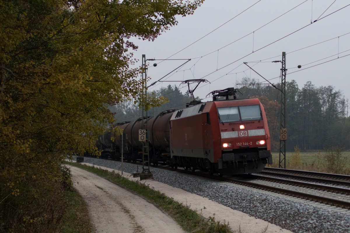 152 144-2 mit einem Kesselwagenzug am 30. Oktober 2015 bei �bersee am Chiemsee.