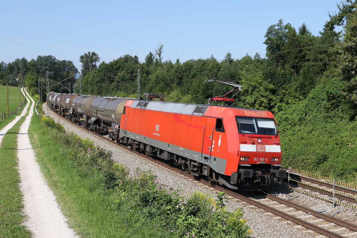 152 190 mit einem Kesselwagenzug aus M�nchen kommend am 17. August 2023 bei Sossau.