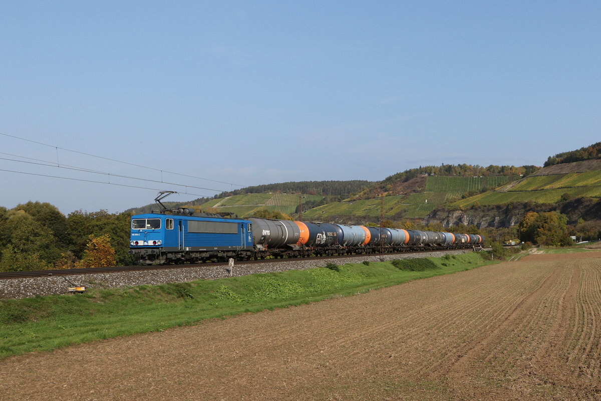 155 059 von  PRESS  war am 12. Oktober 2022 mit einem Kesselwagenzug bei Himmelstadt in Richtung W�rzburg unterwegs.
