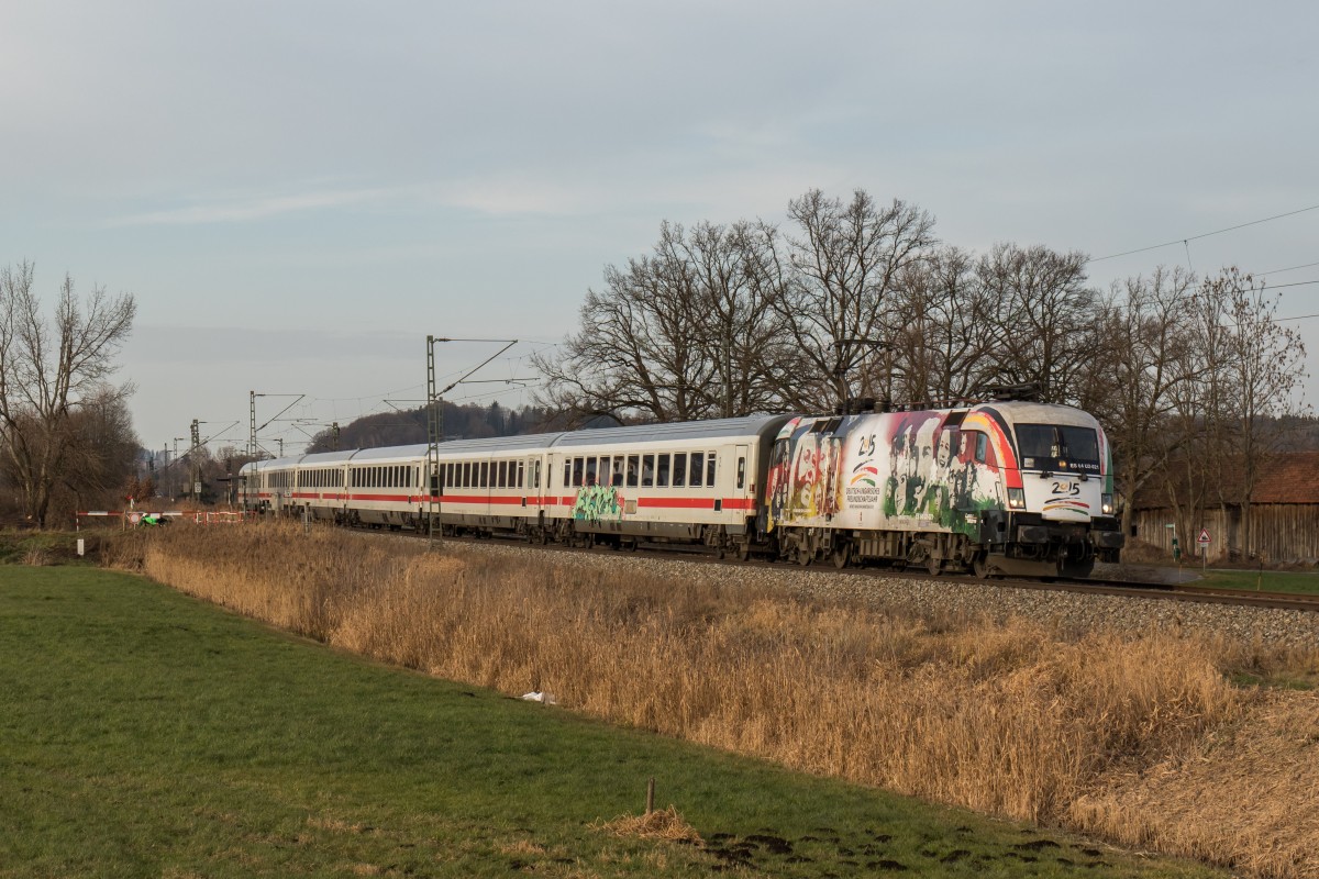 182 521-5 mit dem  IC K�nigssee  aus M�nchen kommend am 19. Dezember 2015 bei Weisham.
