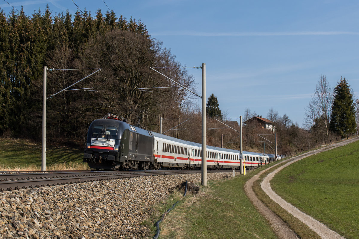 182 524 mit dem  IC K�nigssee  am 28. M�rz 2016 bei Axdorf in der N�he von Traunstein.
