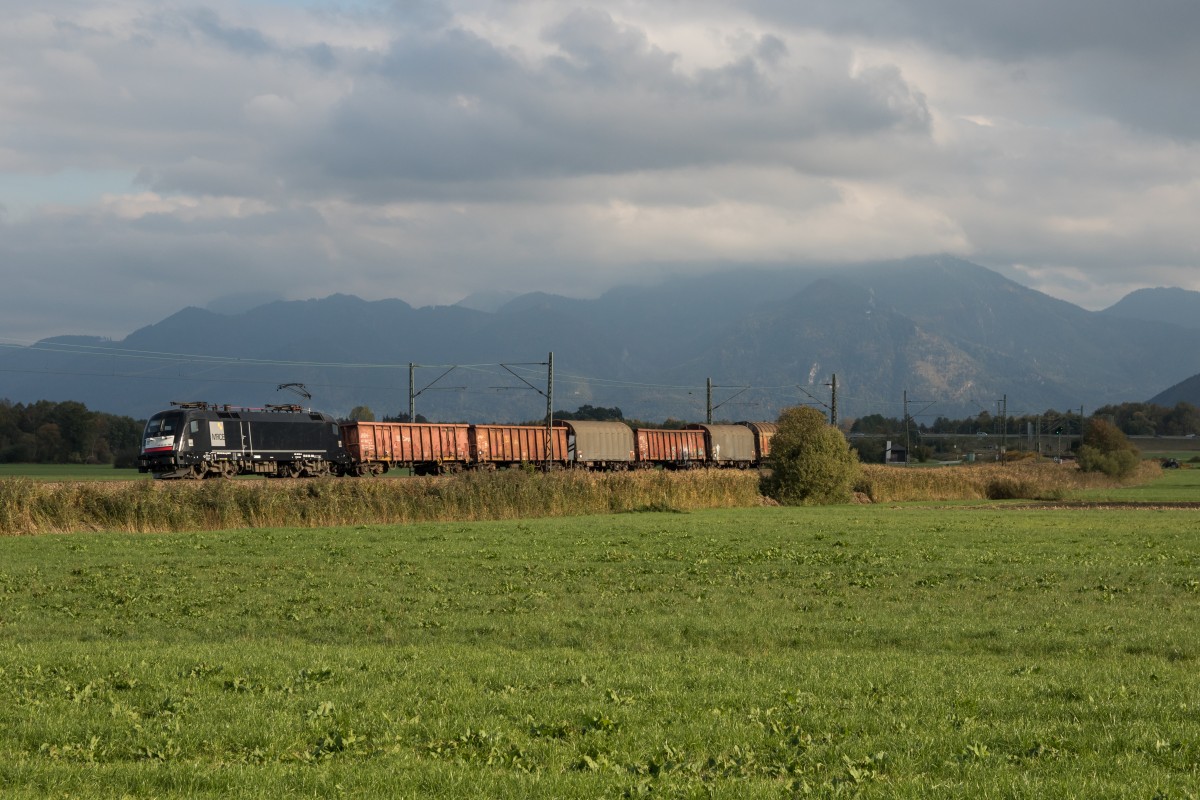 182 566 mit einem gemischten G�terzug am 9. Oktober 2015 bei Weisham.