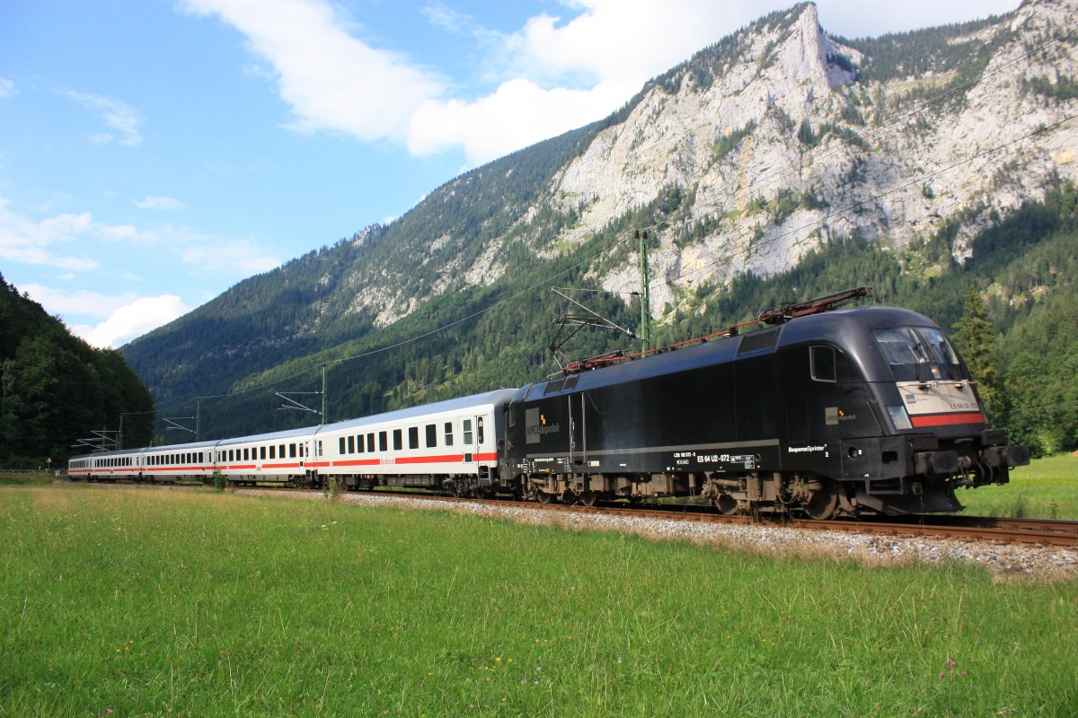 182 572-8 ist am 11. August 2013 mit dem  IC K�nigssee  zwischen Freilassing und Berchtesgaden unterwegs.