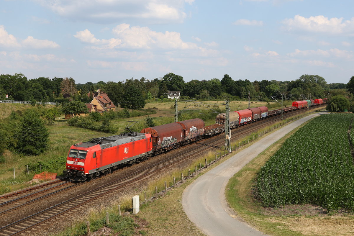 185 043 mit einem gemischten G�terzug am 26. Juni 2020 bei Langwedel.